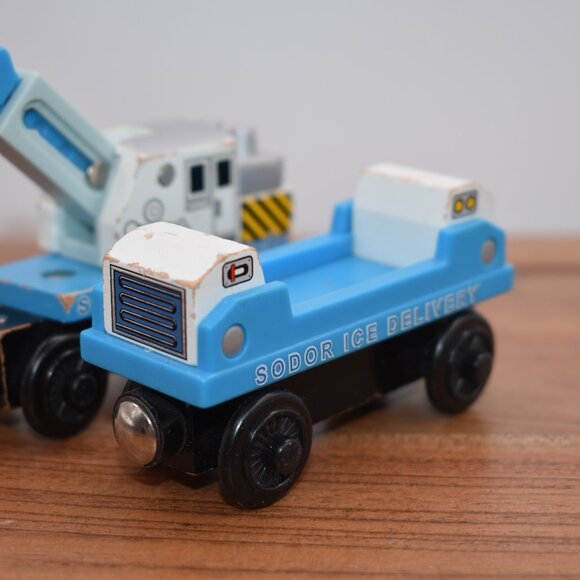 Ice Cargo Car and Ice Crane Car Sodor Delivery Thomas & Friends Wooden Railway - Picture 5 of 7